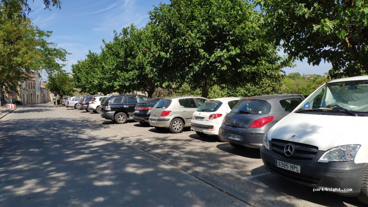 (33390) Blaye - 1 Place des Cônes — foto