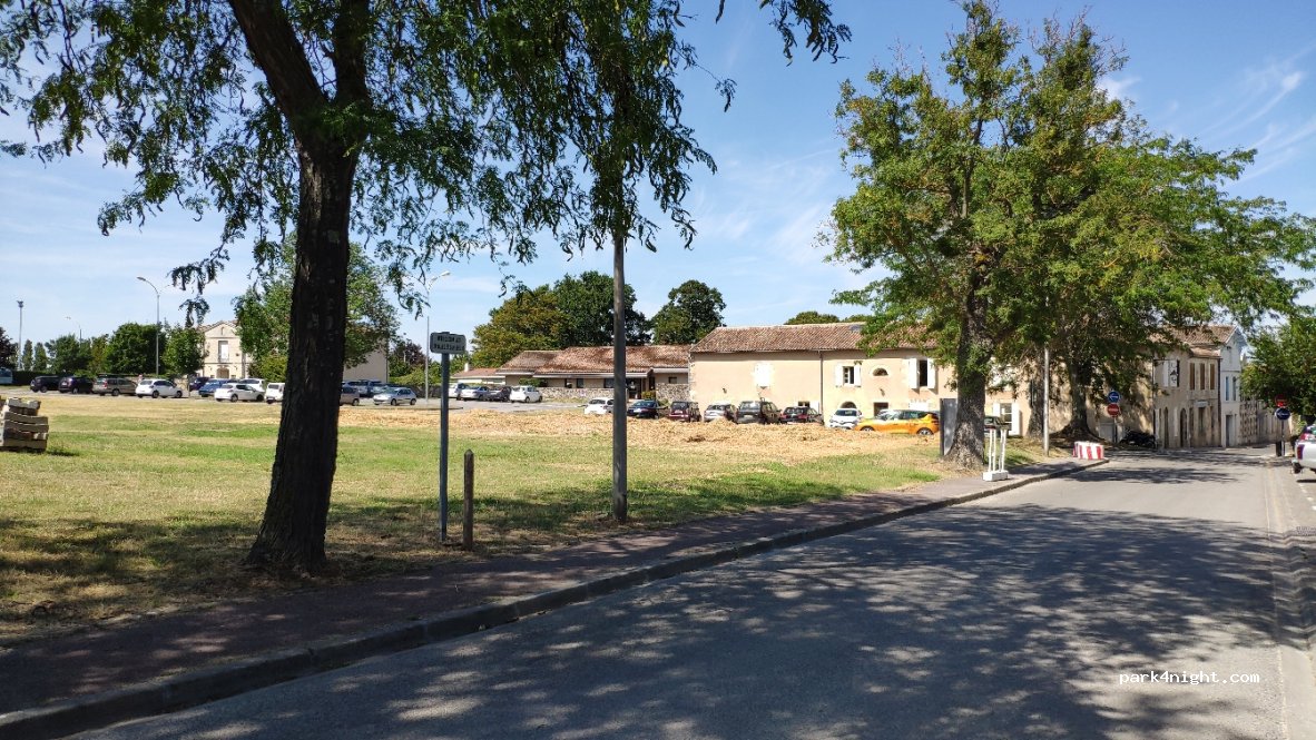 (33390) Blaye - 1 Place des Cônes — foto 2
