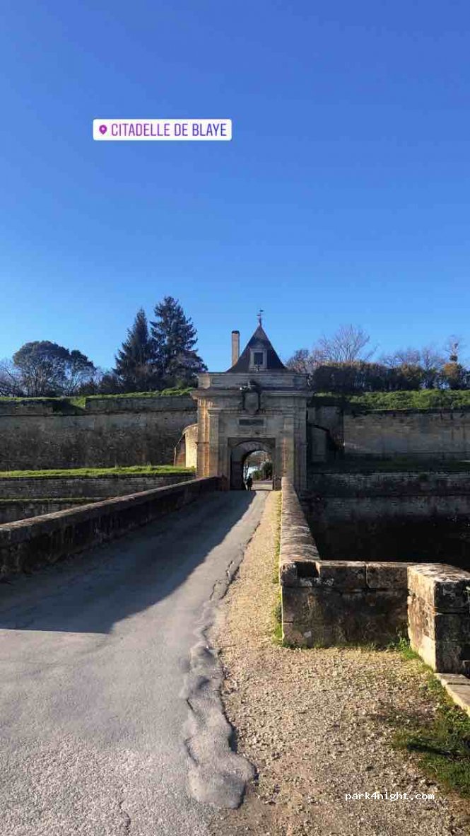 (33390) Blaye - 1 Place des Cônes — foto 3