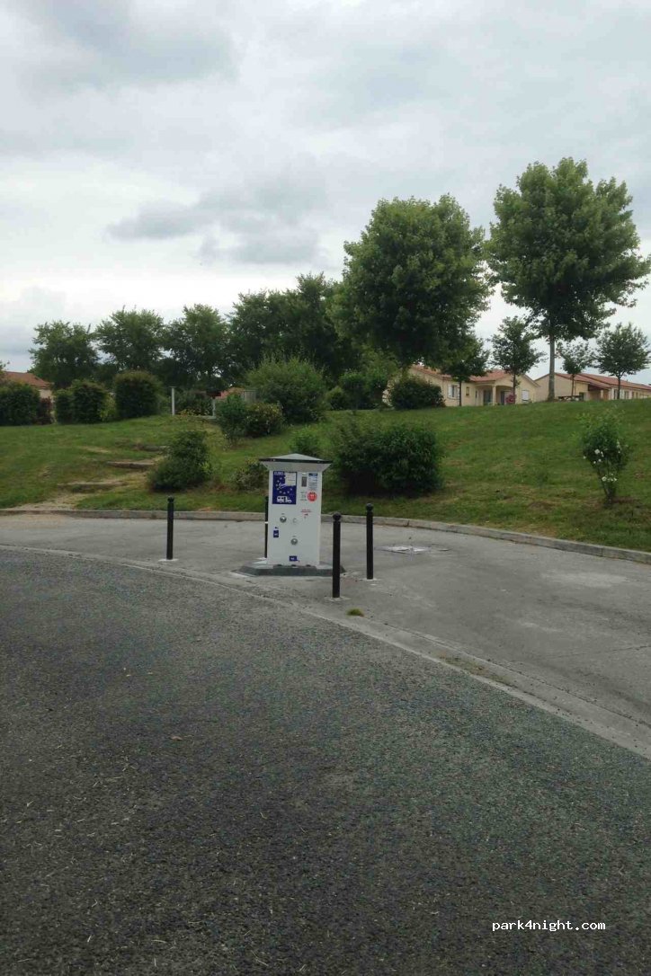 Aire de Camping-Car Oradour-sur-Glane — foto