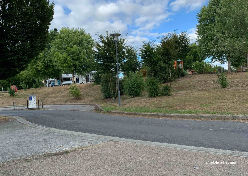 Aire de Camping-Car Oradour-sur-Glane — foto 2