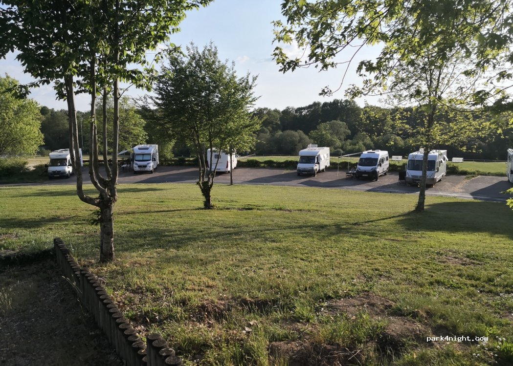 Aire de Camping-Car Oradour-sur-Glane — foto 3