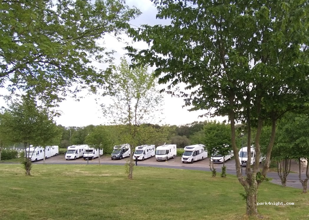 Aire de Camping-Car Oradour-sur-Glane — foto 4