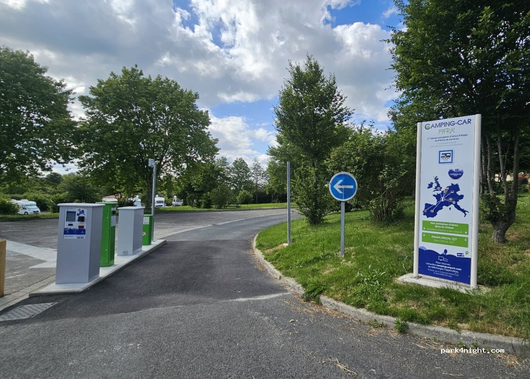 Aire de Camping-Car Oradour-sur-Glane — foto 5