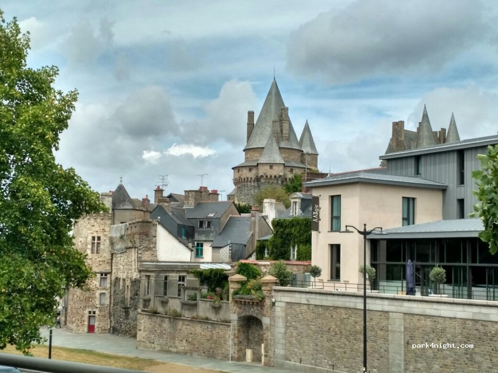 (35500) Vitré - 1 Rue du Bourg aux Moines — foto
