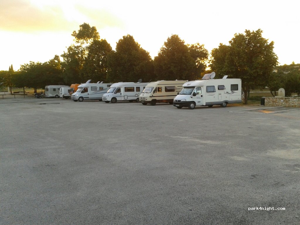 (30430) Méjannes-le-Clap - Parking de la mairie — foto
