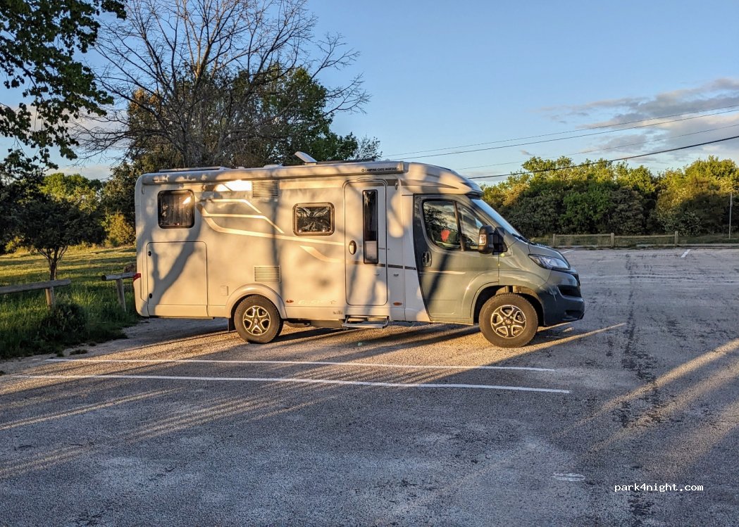 (30430) Méjannes-le-Clap - Parking de la mairie — foto 4