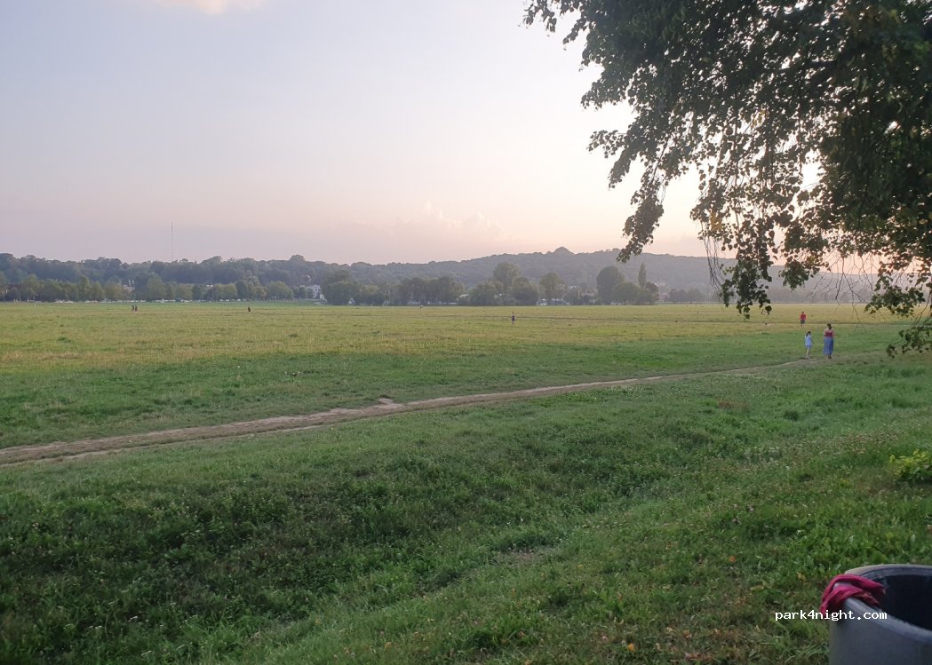 (33-332) Kraków - aleja 3 Maja — foto 2