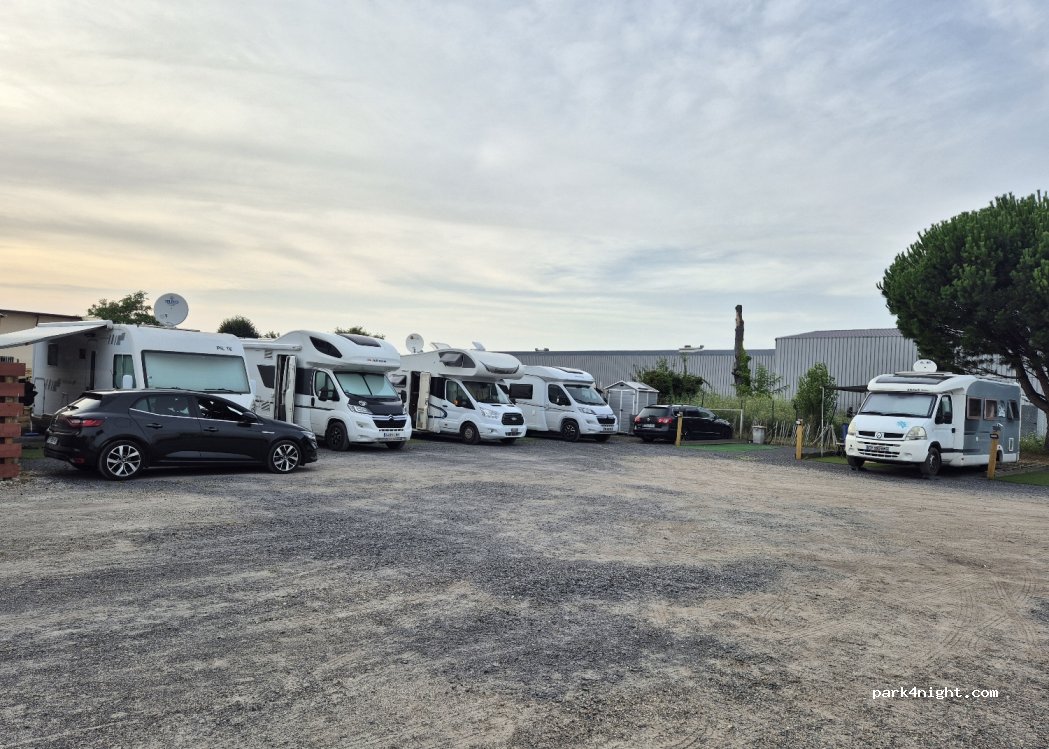 Parking camping car Biscarrosse — foto 2