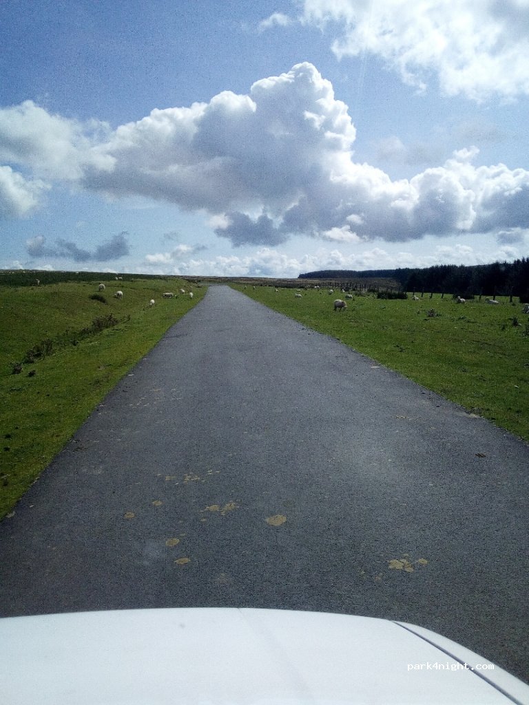 (NP13 2AZ) Abertillery - Unnamed Road — foto