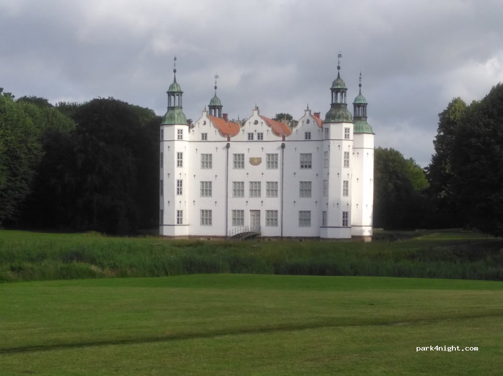Parkplatz am Manhagener Teich — foto 2