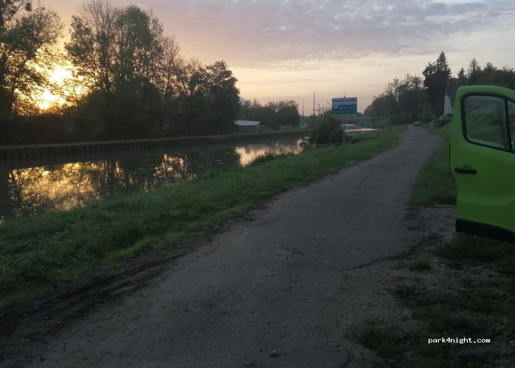 (45630) Beaulieu-sur-Loire - Chemin de la Fontaine — foto