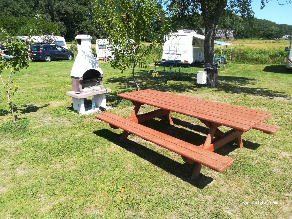 Kwatery prywatne i pole namiotowe — foto 2