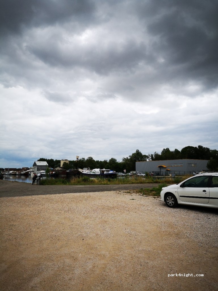(21170) Saint-Usage - 1 Quai du Canal de Bourgogne — foto