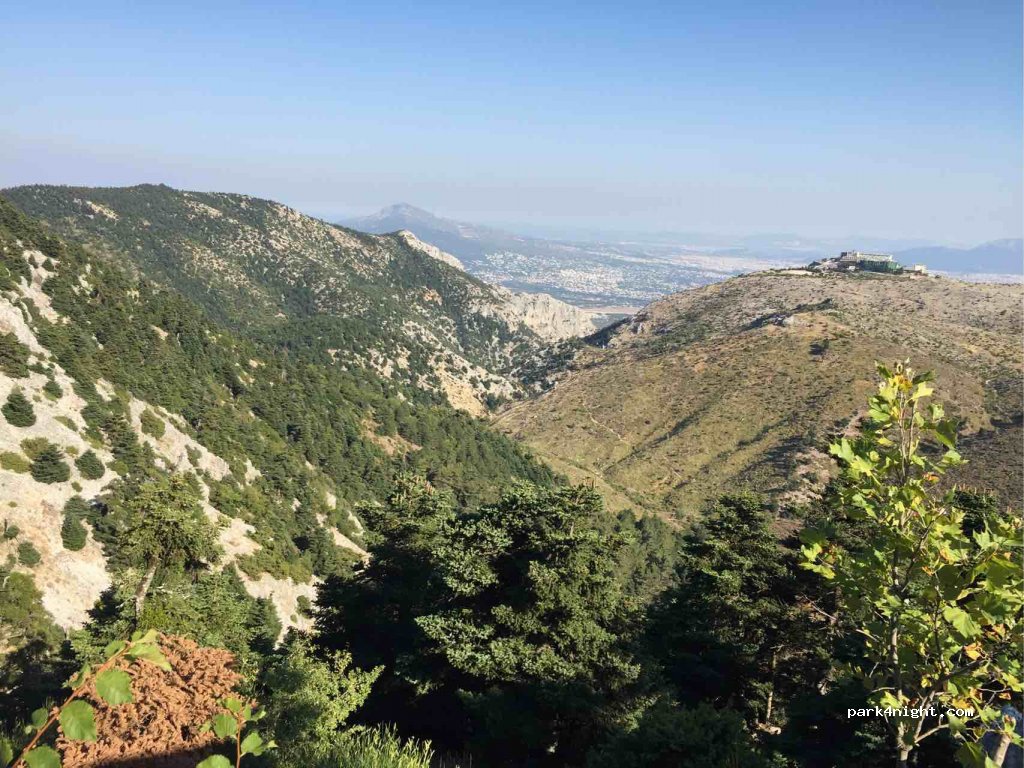 (136 72) Acharnes - Unnamed Road, Mpafi - Parnitha Mountain Refuge — foto