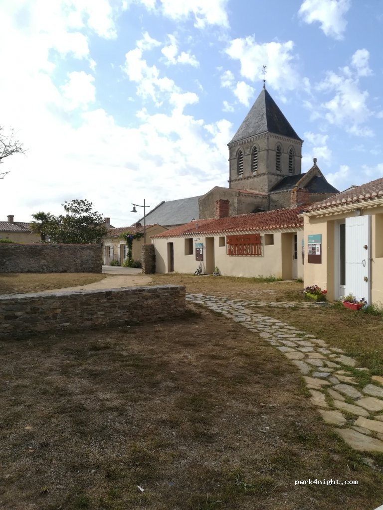 (85220) La Chaize-Giraud - 5 Place du Marche — foto 2