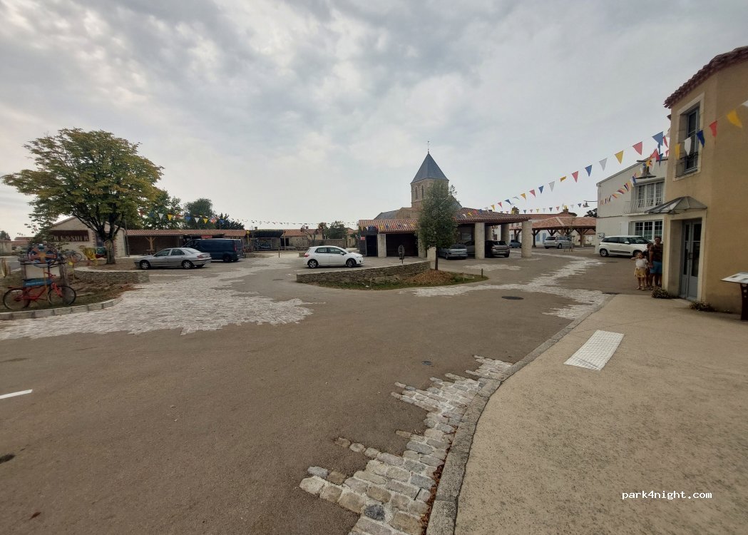(85220) La Chaize-Giraud - 5 Place du Marche — foto 4