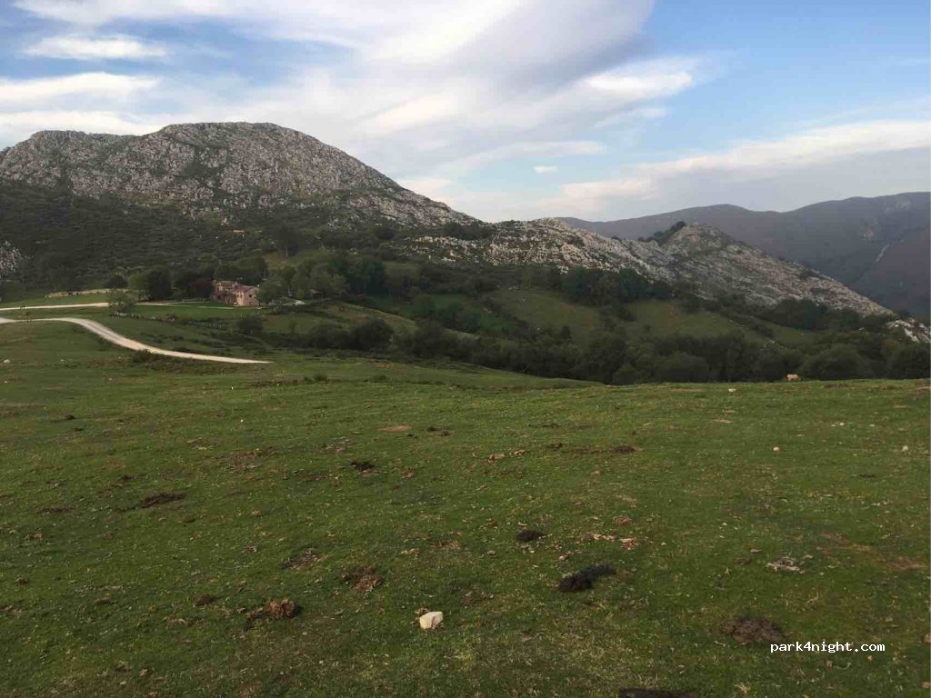 (33529) Nava - Unnamed Road — foto