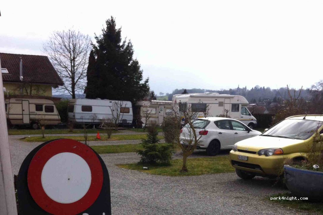 Wohnmobil- und Wohnwagenstellplatz — foto
