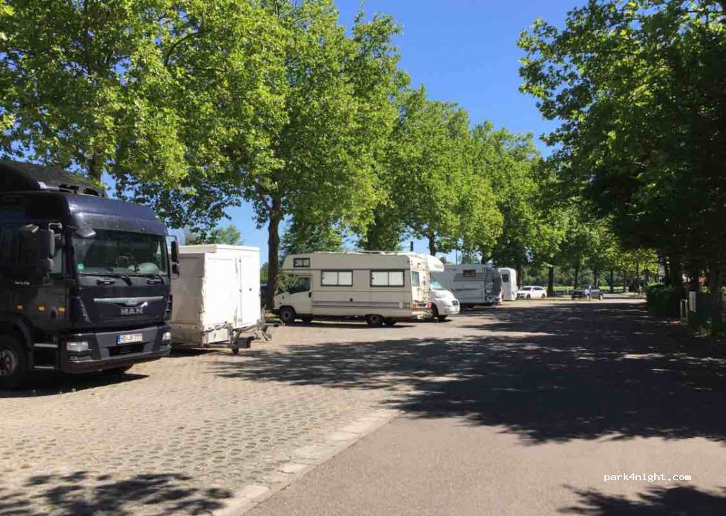 Wohnmobilstellplatz am Stadion Schwetzingen — foto 2