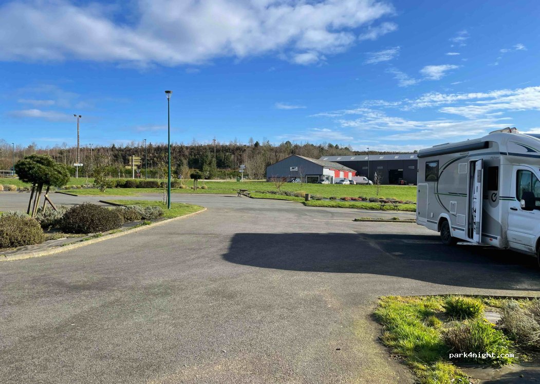 Aire de camping-cars Berrien — foto 3