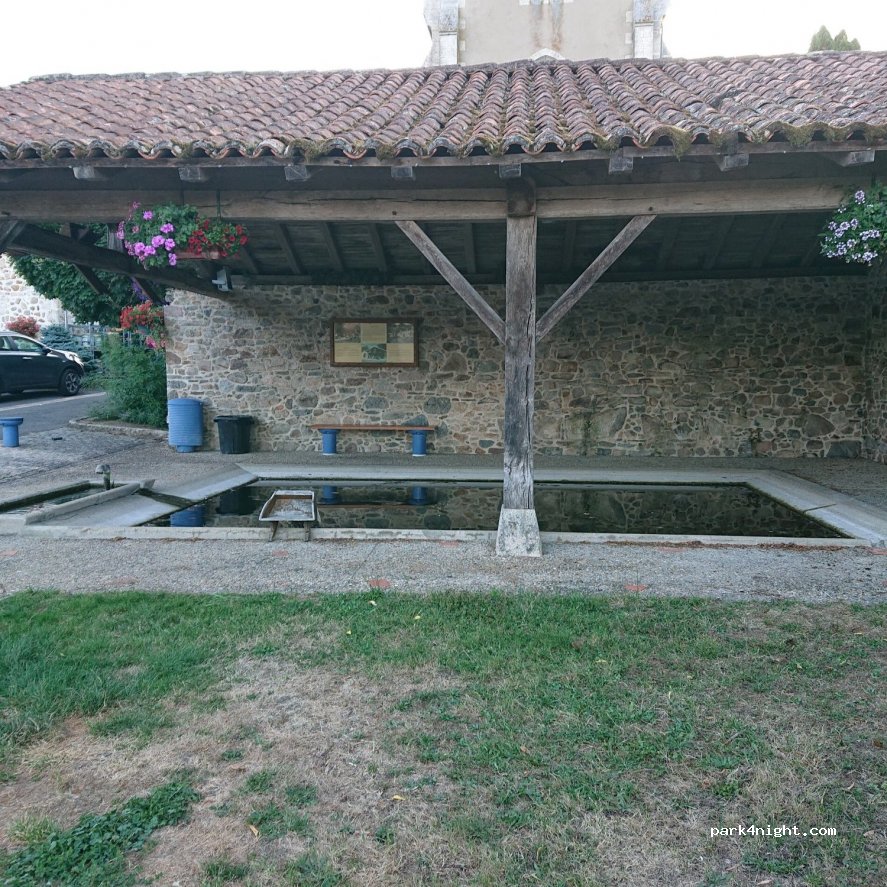 (16310) Massignac - Le Bourg — foto 3