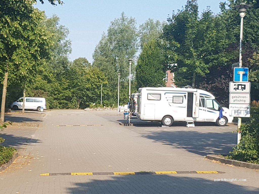 Wohnmobilstellplatz am Alten Hafen in Weener — foto