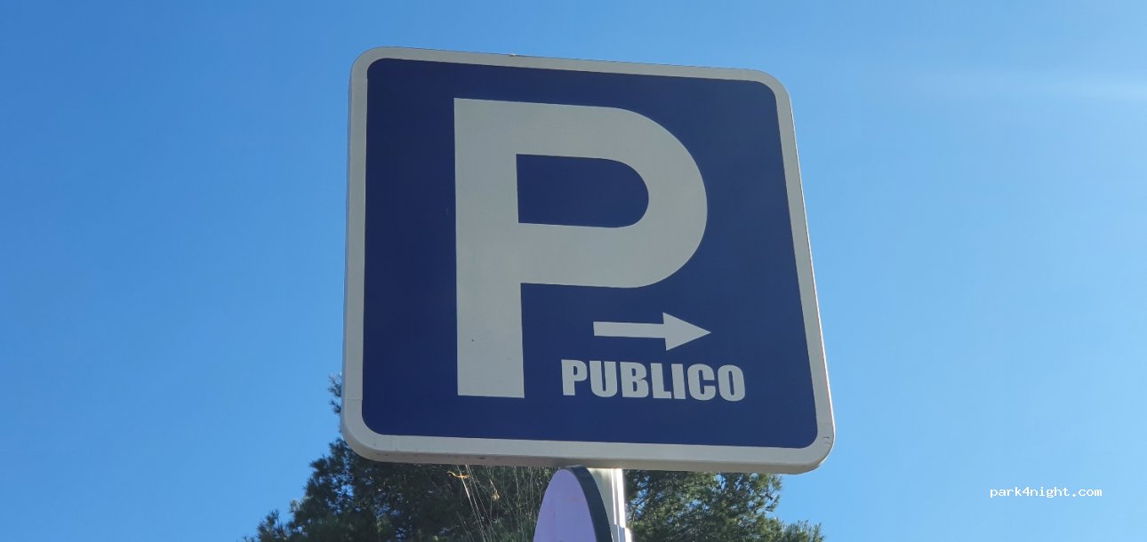 Aparcamiento público gratuito | Playa Les Rotes — foto
