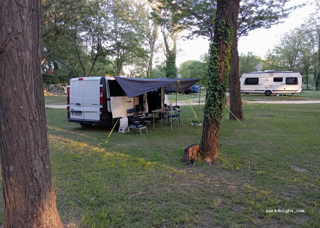 Camping Les Genêts d'Or à Bagnols Sur Cèze — foto 2