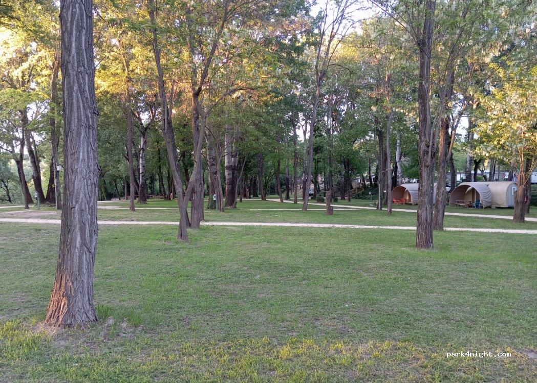 Camping Les Genêts d'Or à Bagnols Sur Cèze — foto 3