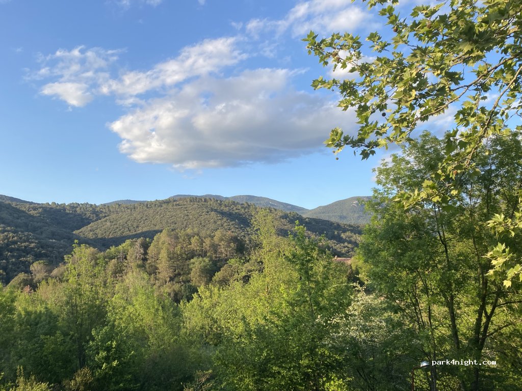 Can Banal - camping rural y alojamiento — foto