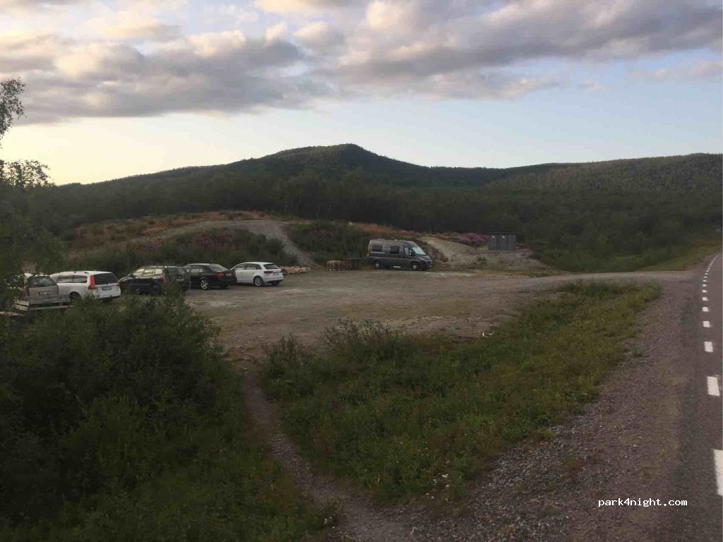 (981 99) Nikkaluokta - Unnamed Road — foto