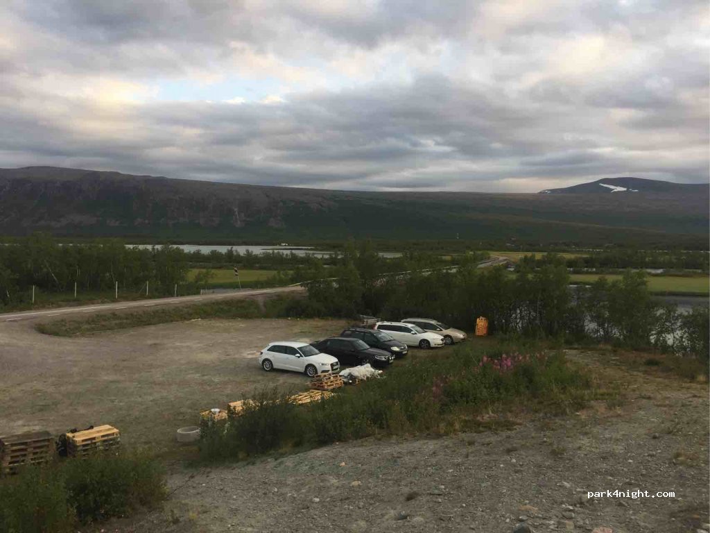 (981 99) Nikkaluokta - Unnamed Road — foto 2