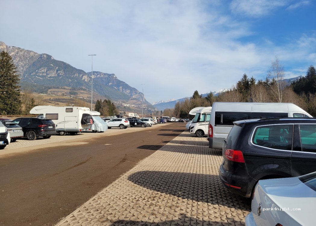 Area Sosta Camper Cavalese — foto