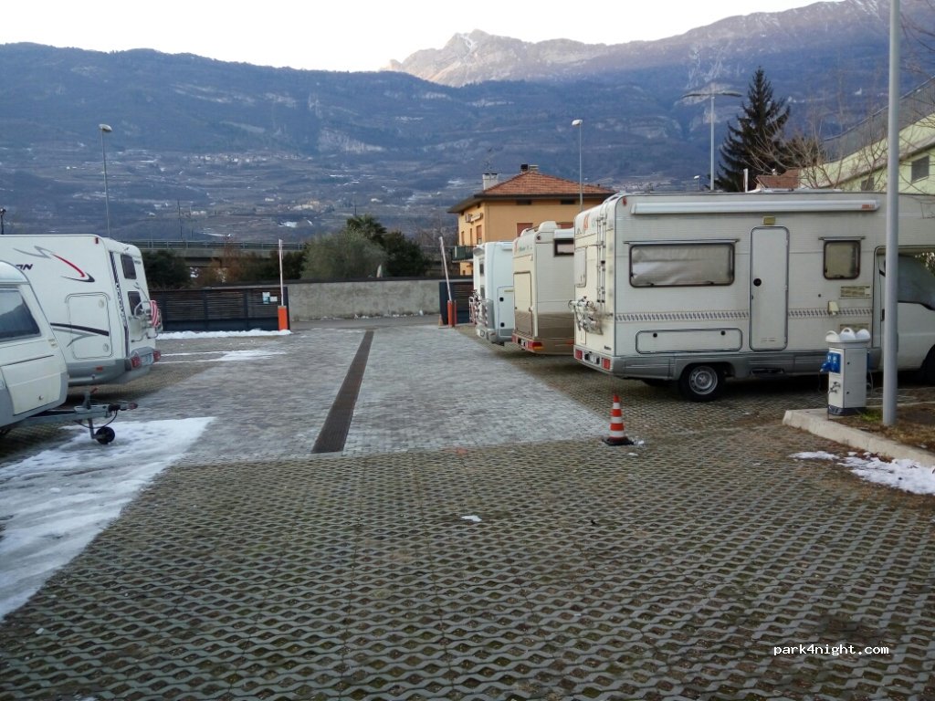 Camper Parking Area Oak Rovereto — foto