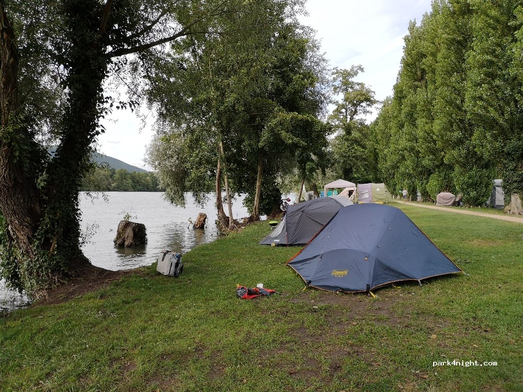Camping und Schwimmbad am Rhein — foto