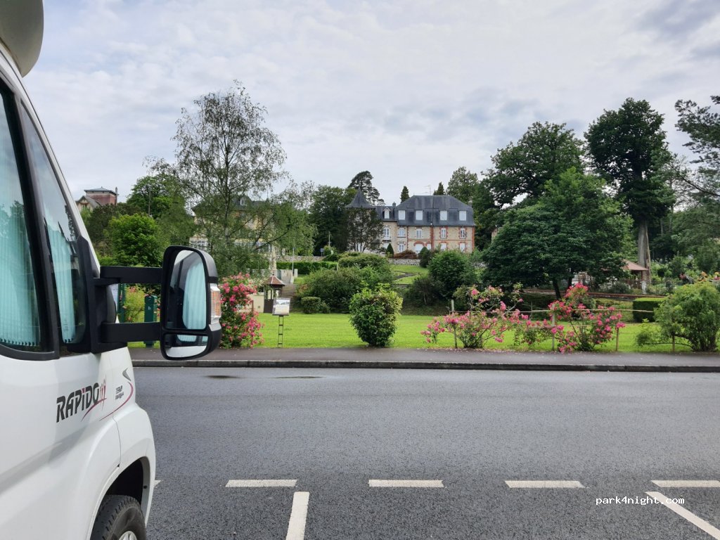 (61140) Bagnoles-de-l'Orne - 9 Place du Gén de Gaulle — foto
