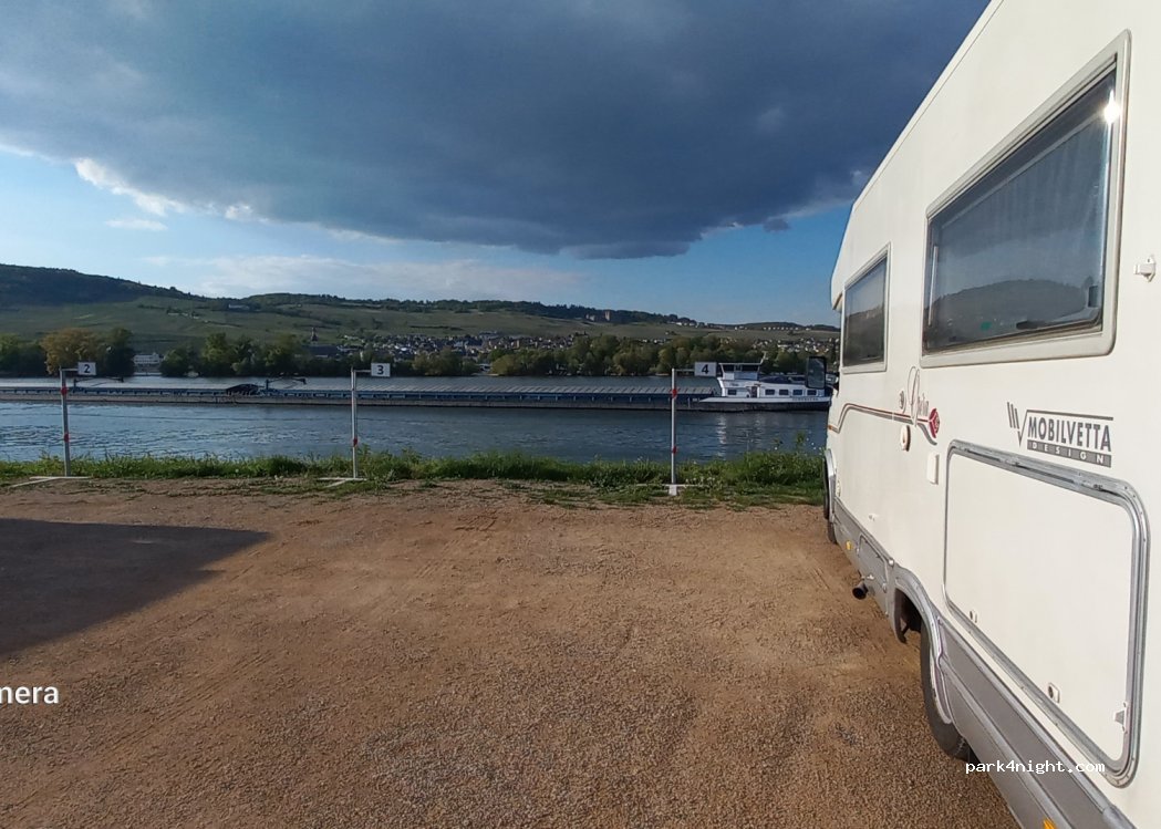 Wohnmobilstellplatz an der Schiffswerft — foto