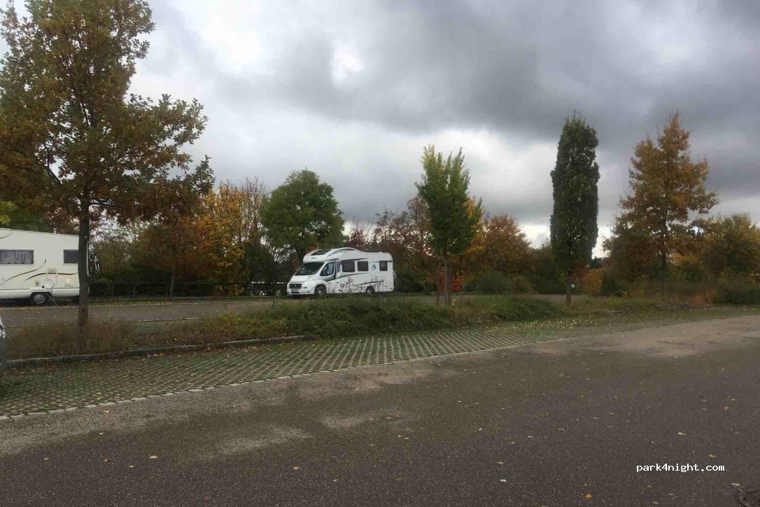 Wohnmobilstellplatz am Parkplatz P 3 in Rothenburg ob der Tauber — foto 2