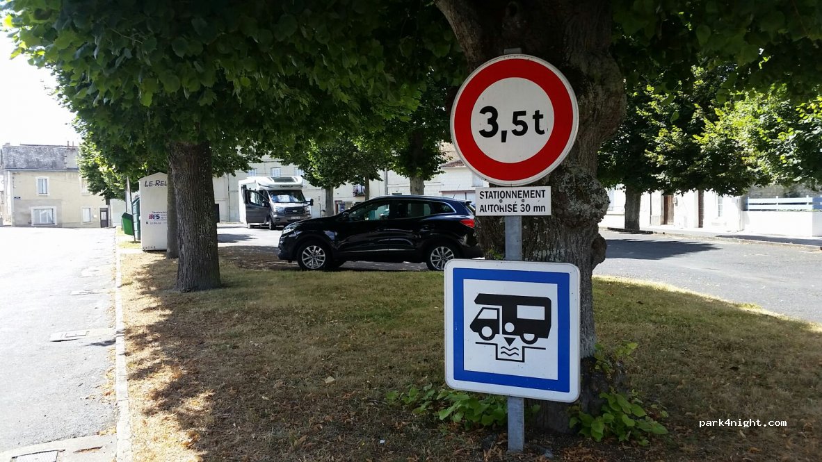 (86200) Loudun - 14-16 Place de la Porte Saint-Nicolas — foto 2