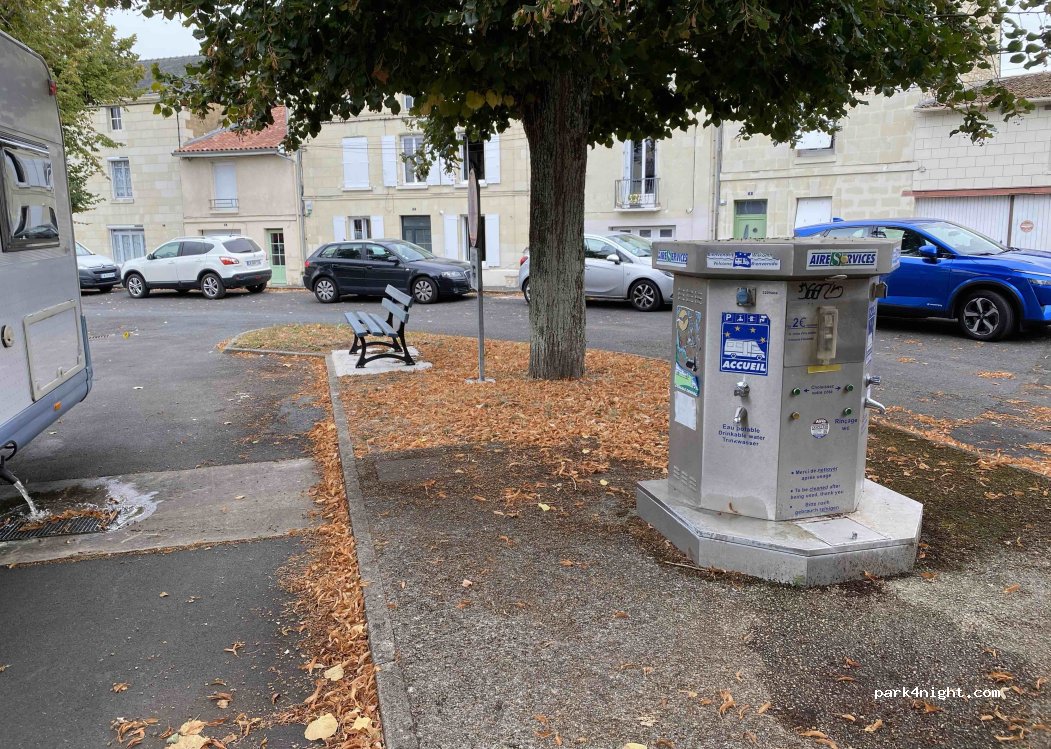 (86200) Loudun - 14-16 Place de la Porte Saint-Nicolas — foto 3