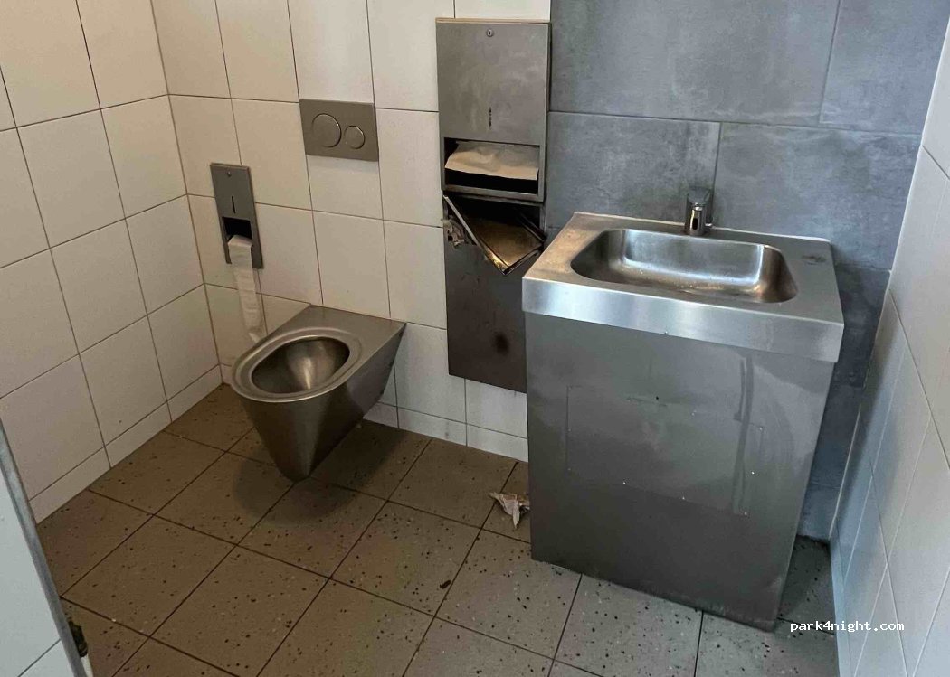 Wohnmobilstellplatz auf dem Marktplatz Niebüll — foto 3