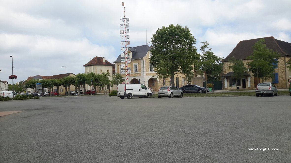(64410) Arzacq-Arraziguet - Place du Marcadieu — foto 3