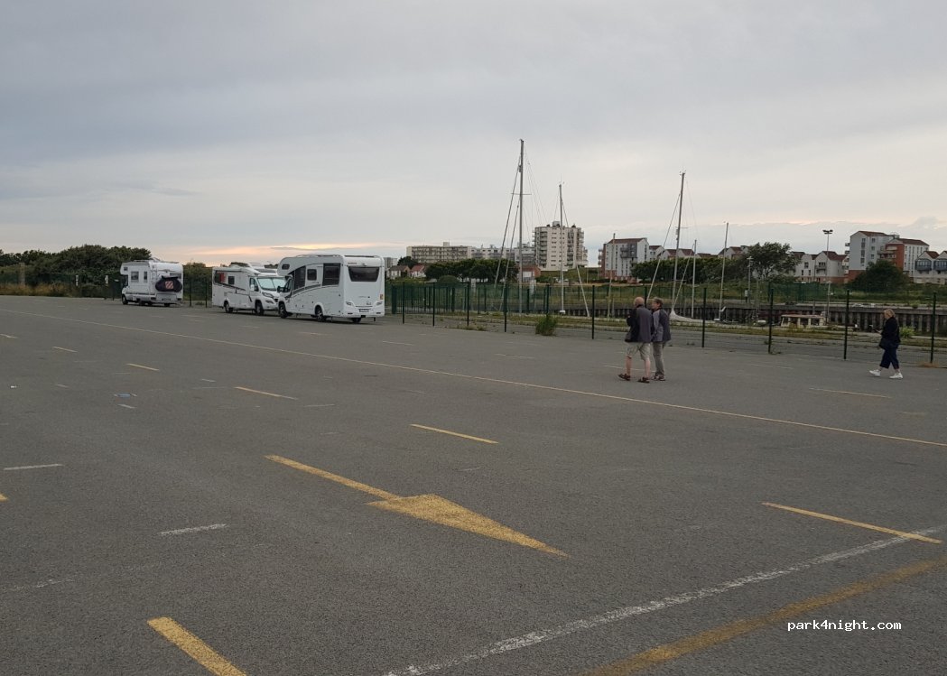 (62100) Calais - 11-21 Boulevard de la Résistance — foto 2