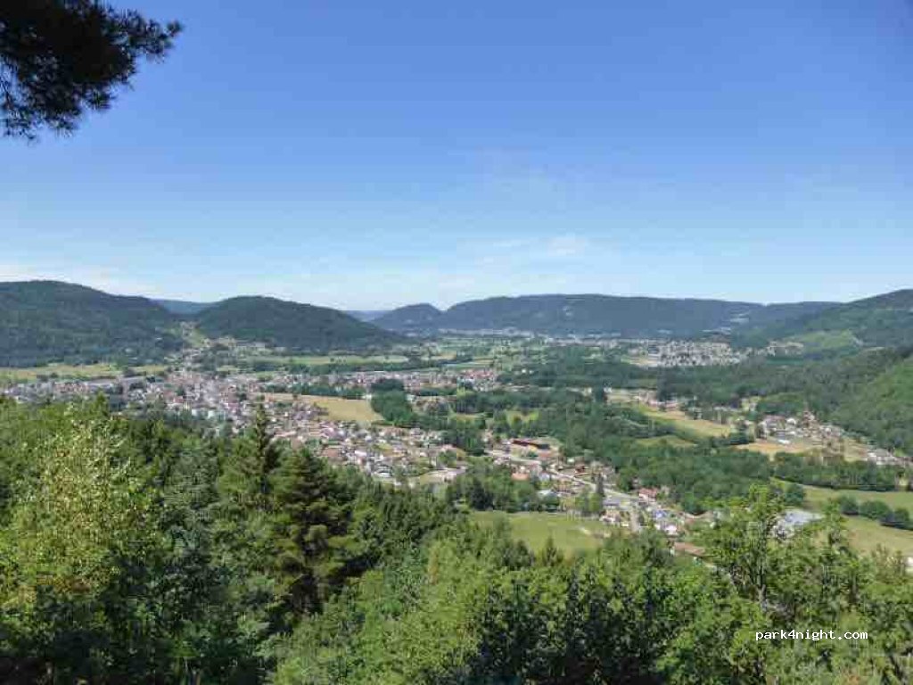 Aire de camping car privé du chevreuil blanc — foto
