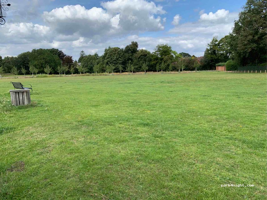 (KT11 3EZ) Cobham - 47 Tilt Road — foto