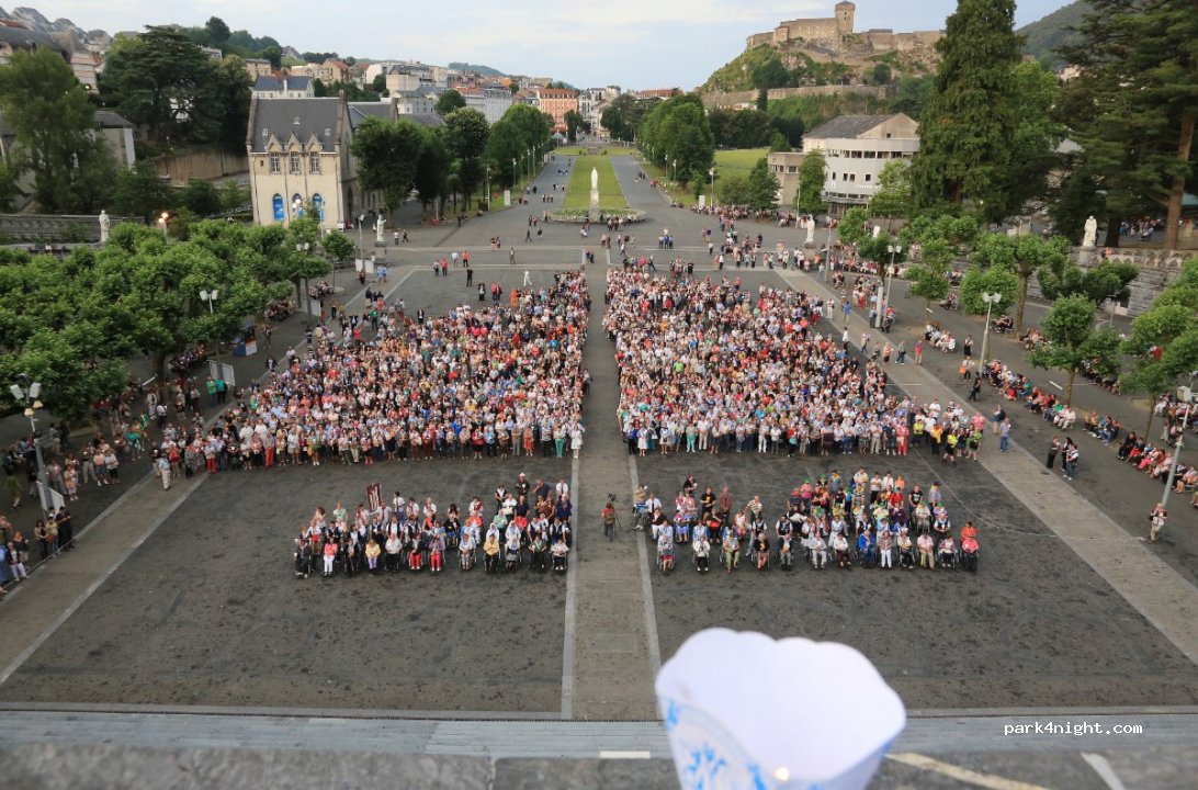(65100) Lourdes - 2-4 Esplanade du Paradis — foto 3