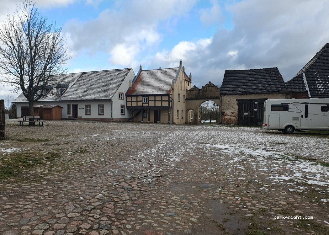 (17328) Penkun - 1 Schloßhof — foto