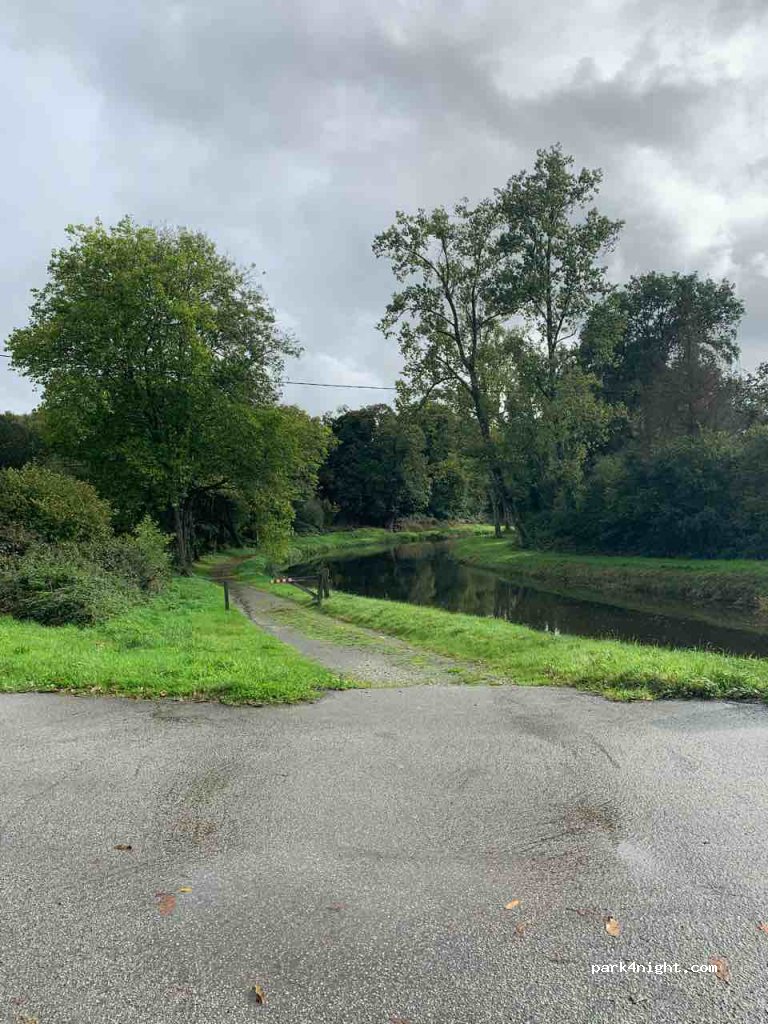 (22110) Glomel - Unnamed Road — foto