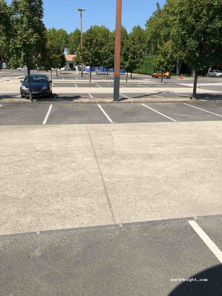 (13430) Eyguières - 5320 Avenue de la Gare — foto